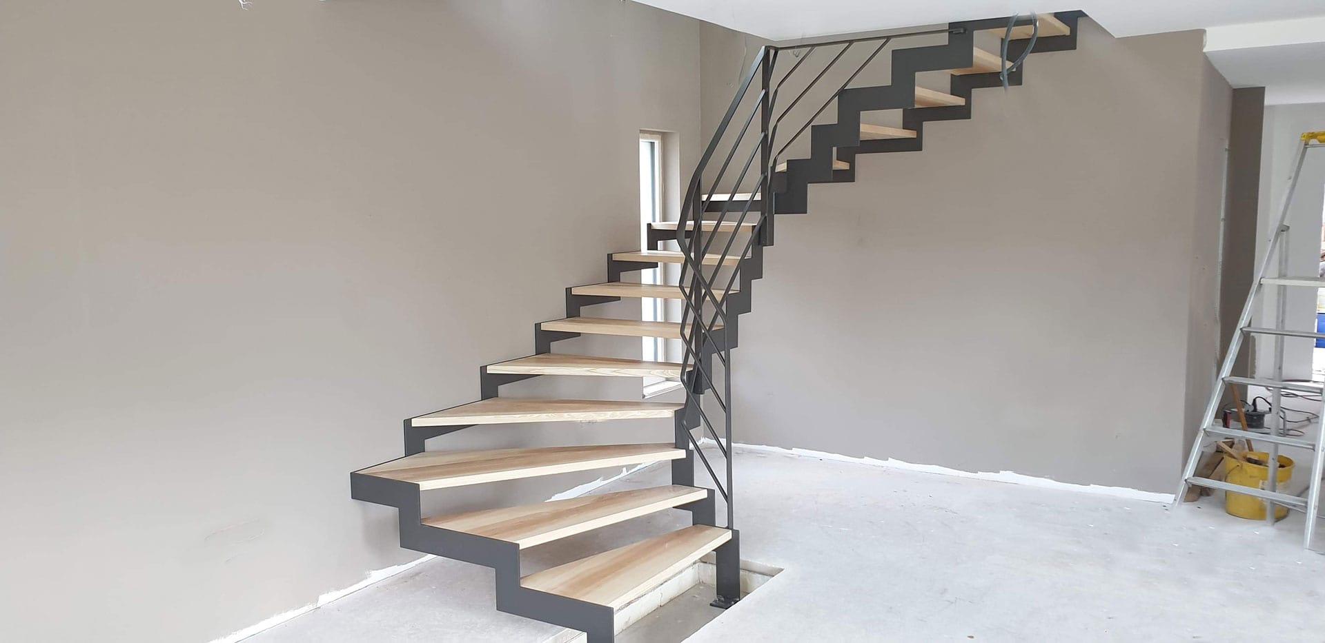 Fabrication et installation d'un escalier droit avec palier en acier thermolaqué sur mesure à Wasselonne